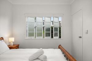 ein Schlafzimmer mit einem Bett und einem Fenster in der Unterkunft Charming 1 Bed Cottage with Garden Retreat in Bald Hills