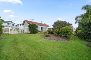 ein Bild eines Gartens mit einem Haus in der Unterkunft Charming 1 Bed Cottage with Garden Retreat in Bald Hills