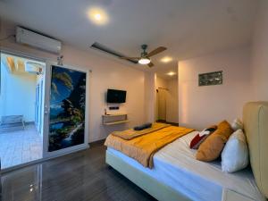 Ένα ή περισσότερα κρεβάτια σε δωμάτιο στο Billiards And Karaoke, Free Pickup