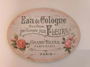 een bord met bloemen erop aan de muur bij Ker Loal  +20 foto's