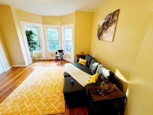 Χώρος καθιστικού στο Stylish 2BR Apartment Near Branch Brook Park