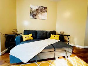 Χώρος καθιστικού στο Stylish 2BR Apartment Near Branch Brook Park