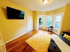 Μια τηλεόραση ή/και κέντρο ψυχαγωγίας στο Stylish 2BR Apartment Near Branch Brook Park