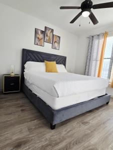 Ένα ή περισσότερα κρεβάτια σε δωμάτιο στο Frisco Vibes With Pool Gym and Elegant 1BR Apart