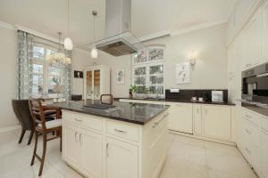 Η κουζίνα ή μικρή κουζίνα στο Luxury Villa with Home Cinema and Sauna & Jacuzzi by Renters Prestige