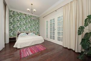 Ένα ή περισσότερα κρεβάτια σε δωμάτιο στο Luxury Villa with Home Cinema and Sauna & Jacuzzi by Renters Prestige