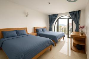 Postel nebo postele na pokoji v ubytování OnTheHill Hotel