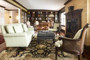 柏斯海滩贝默尔酒店及水疗中心的客厅配有椅子和壁炉