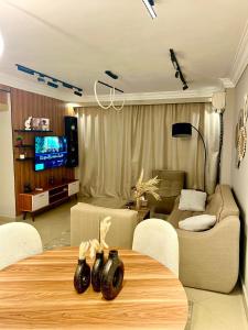 Μια τηλεόραση ή/και κέντρο ψυχαγωγίας στο Atta pyramid view inn