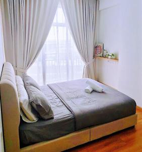 ein Bett in einem Schlafzimmer mit Fenster in der Unterkunft 2-5pax Panda Homestay Midas Seri Alam TVGame Senibong in Masai + 24 Fotos
