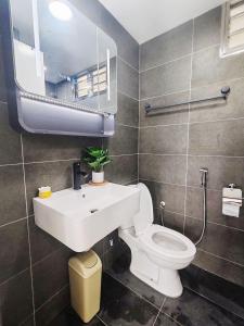 ein Badezimmer mit einer weißen Toilette und einem Waschbecken in der Unterkunft 2-5pax Panda Homestay Midas Seri Alam TVGame Senibong in Masai