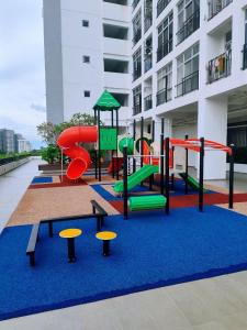 einen Spielplatz in einem Gebäude mit Rutsche und Schaukeln in der Unterkunft 2-5pax Panda Homestay Midas Seri Alam TVGame Senibong in Masai