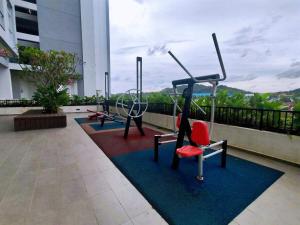 eine Gruppe von Fitnessgeräten auf dem Dach eines Gebäudes in der Unterkunft 2-5pax Panda Homestay Midas Seri Alam TVGame Senibong in Masai