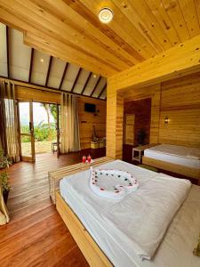 - une chambre avec un lit avec un gâteau dans l'établissement The Palace Eco Cottage, à Ella