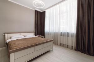 a bedroom with a bed and a large window at К МОРЮ 5 мин! Французский бульвар 26 спальных мест 6 ! in Odesa