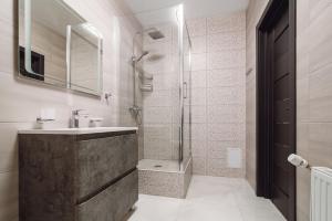 a bathroom with a sink and a shower at К МОРЮ 5 мин! Французский бульвар 26 спальных мест 6 ! in Odesa +8 photos