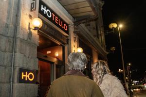 a man and woman walking into a no tabo building at Hotello Padova in Padova