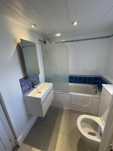 Un baño con lavabo, inodoro y bañera. en Michaelstow, en Perranporth