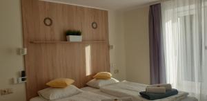 Ένα ή περισσότερα κρεβάτια σε δωμάτιο στο Pokoje Sandra I