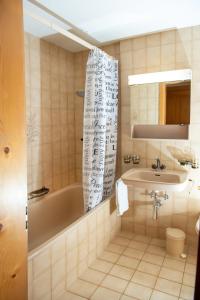 Ένα μπάνιο στο 1909 Tgampi Saura 28