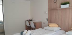 Ένα ή περισσότερα κρεβάτια σε δωμάτιο στο Pokoje Sandra I