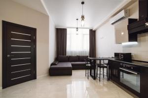a kitchen and living room with a couch and a table at К МОРЮ 5 мин! Французский бульвар 26 спальных мест 6 ! in Odesa