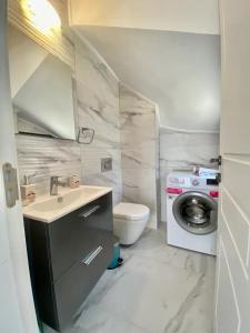 Koupelna v ubytování House of ALICE - Villa with Pool near Çalış Beach