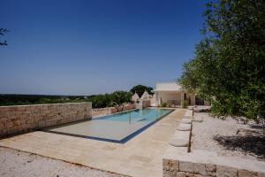 een zwembad voor een huis bij Trulli Loco in Locorotondo