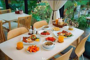 Jídlo v hotelu nebo okolí + 26 fotografií