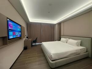 TV a/nebo společenská místnost v ubytování The MAJULAN Hotel