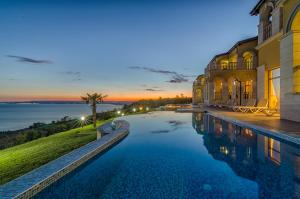 巴尔奇克VILLAS GOLF的建筑物前的游泳池