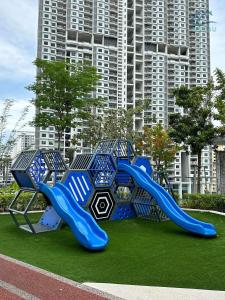 einen Spielplatz in einem Park mit blauen Rutschen in der Unterkunft Urban Suites Apartment In Jelutong George Town in George Town