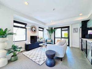 una sala de estar con un sofá y una mesa en Prime CBD Location- Walk to Spark Area & Queen St, en Auckland