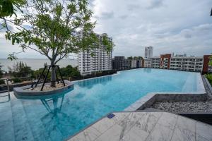 ein großes Schwimmbad auf einem Gebäude in der Unterkunft Bluphere Residence by Prop Hopper in Na Jomtien