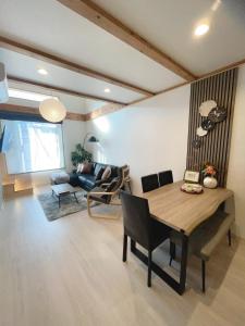 大阪SMILE HOUSE close to USJ Mario Kidsroom high class kitchen bath easy to Kobe Nara 10mins to downtown by train up to 6ppl的带桌子和沙发的客厅