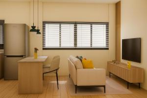 ein Wohnzimmer mit Sessel und Fernseher in der Unterkunft Ban Chang Pet-Friendly Hotel in Ban Chang