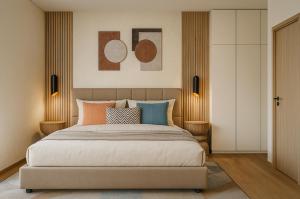 a bedroom with a large bed with colorful pillows at Suchanan Serviced Apartment โรงแรมสุชานันท์ in Ban Chang