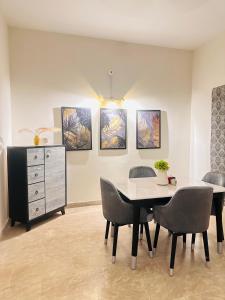カラチにある2-BR Apartment-3 min airportのテーブルと椅子のあるダイニングルーム +15枚の写真