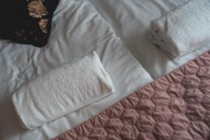 a bed with white towels on top of it at Ratuszove Love - dwie osobne sypialnie, w rynku - by Everslow in Jelenia Góra