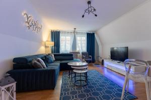 ein Wohnzimmer mit Sofa und Fernseher in der Unterkunft Ratuszove Love - dwie osobne sypialnie, w rynku - by Everslow in Jelenia Góra