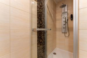 eine Dusche mit Glastür im Badezimmer in der Unterkunft Ratuszove Love - dwie osobne sypialnie, w rynku - by Everslow in Jelenia Góra + 25 Fotos