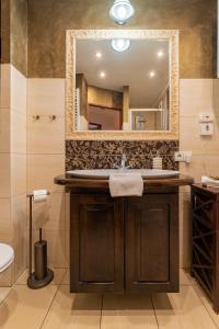 ein Badezimmer mit Waschbecken und Spiegel in der Unterkunft Ratuszove Love - dwie osobne sypialnie, w rynku - by Everslow in Jelenia Góra