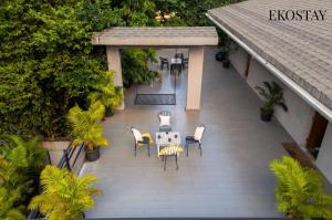 an overhead view of a patio with chairs and a table at EKOSTAY Gold - AshBee Villa in Kīhīm +25 photos
