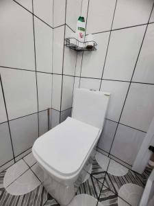 Ένα μπάνιο στο Studio entièrement meublé à Douala Yassa