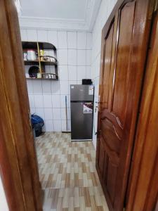 Η κουζίνα ή μικρή κουζίνα στο Studio entièrement meublé à Douala Yassa +7 φωτογραφίες