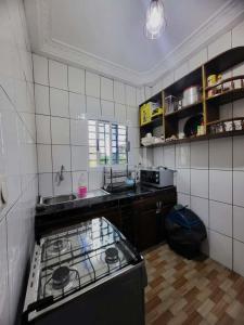 Η κουζίνα ή μικρή κουζίνα στο Studio entièrement meublé à Douala Yassa