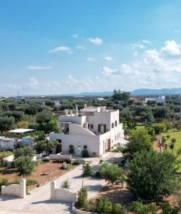 een wit huis met uitzicht op een stad bij Residenza "I Tre Carrubi " in Fasano
