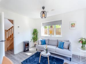 een woonkamer met een bank en een tafel bij Willow House in Worle