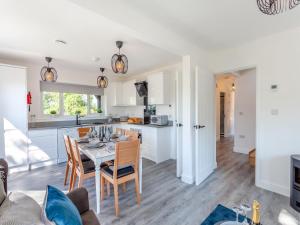 een keuken en eetkamer met een tafel en stoelen bij Willow House in Worle