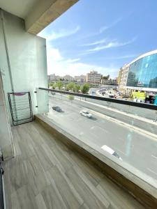 een balkon met uitzicht op een snelweg bij studio with balcony in Amman